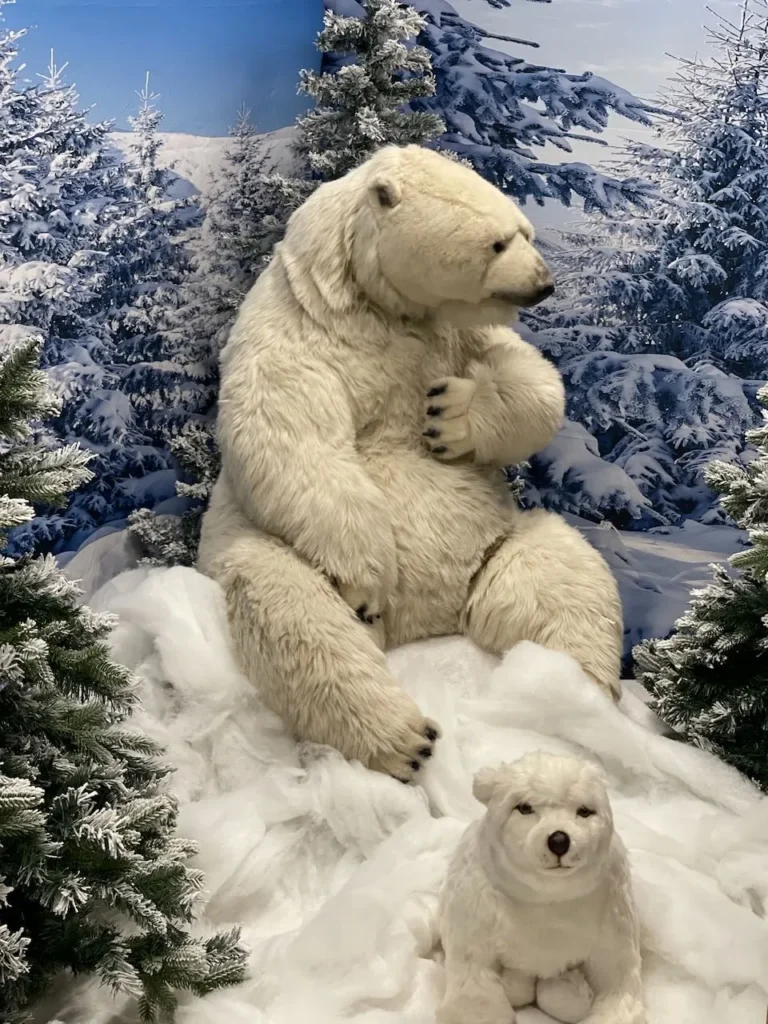 Ours polaire animé et son ourson dans un décor hivernal enneigé