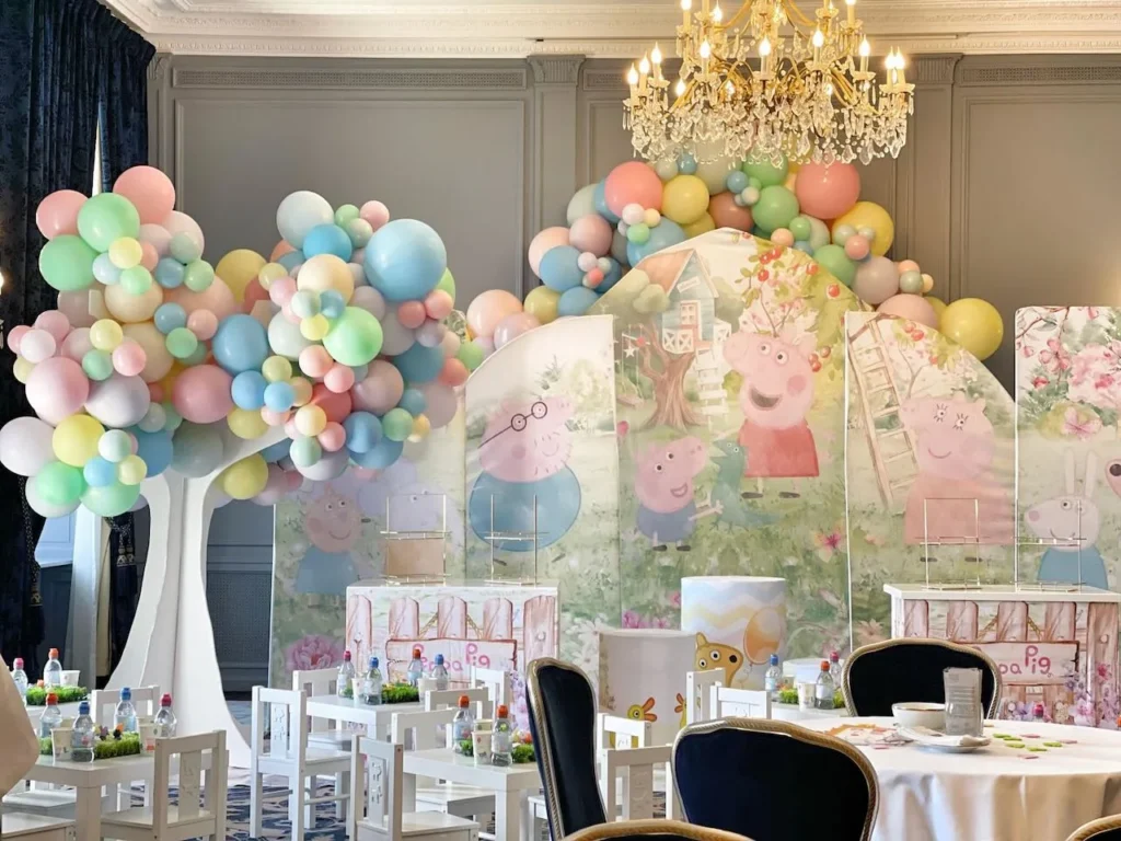D&eacute;coration de ballons pastel pour une f&ecirc;te d&rsquo;enfants dans une salle de bal
