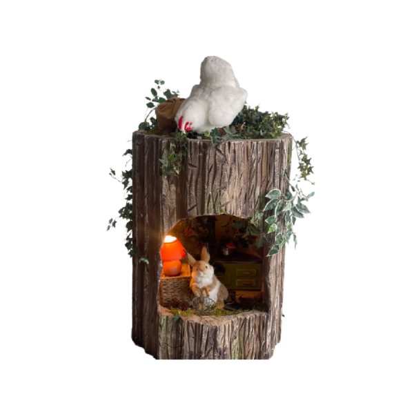 Tronc arbre Poule blanche Lapin dans tronc